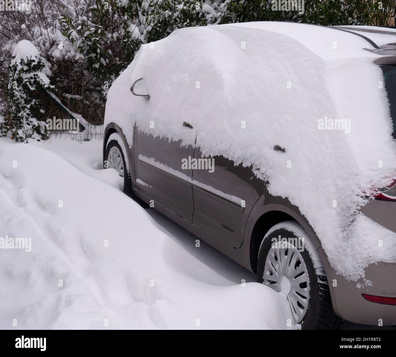 Auto innevata Foto Stock