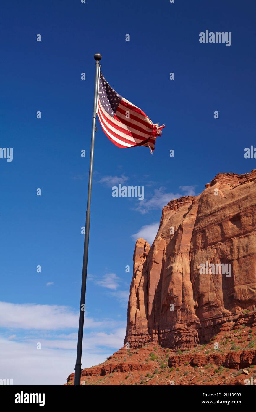 Bandiera americana e le formazioni rocciose, Monument Valley Navajo Nation, Utah e Arizona Border, STATI UNITI D'AMERICA Foto Stock