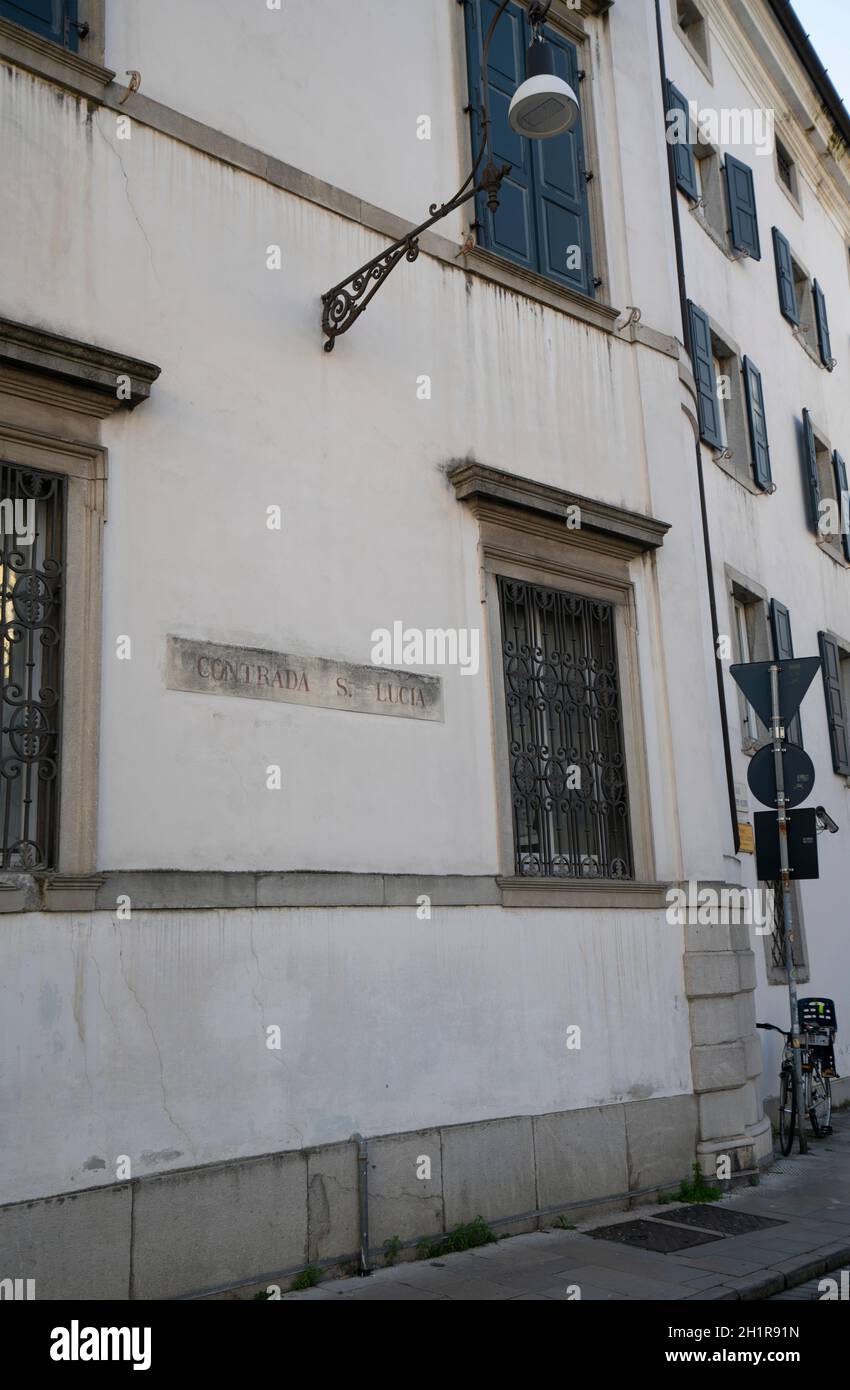 Udine, Italia. 11 febbraio 2020. L'antica indicazione del quartiere di Santa Lucia su un muro nel centro della città Foto Stock