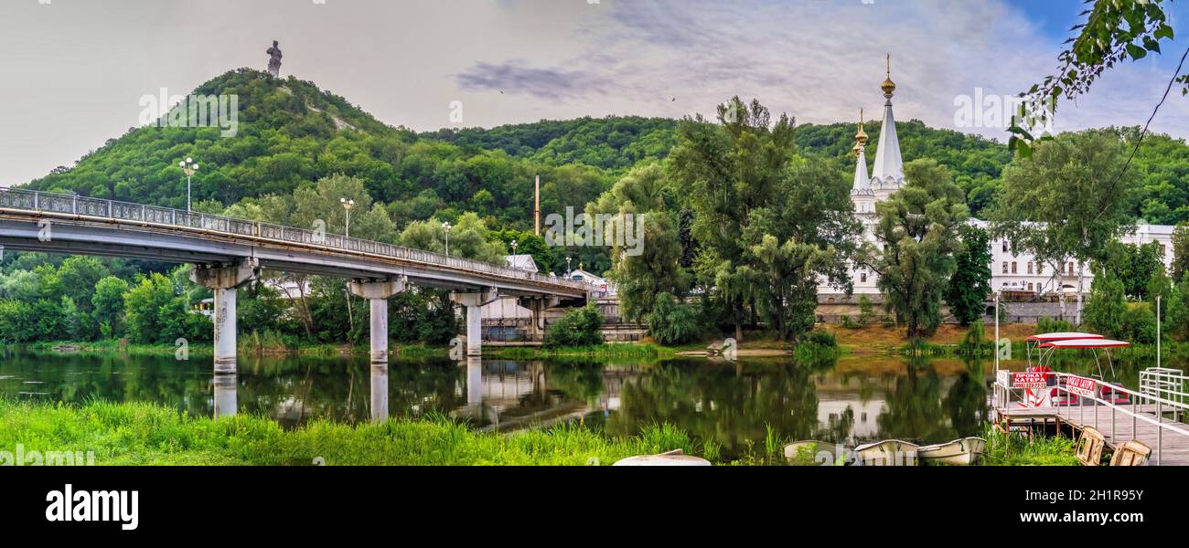 Svyatogorsk, Ucraina 07.16.2020. Le montagne Santa Lavra della Santa Dormizione a Svyatogorsk o Sviatohirsk, Ucraina, in una soleggiata mattina estiva Foto Stock