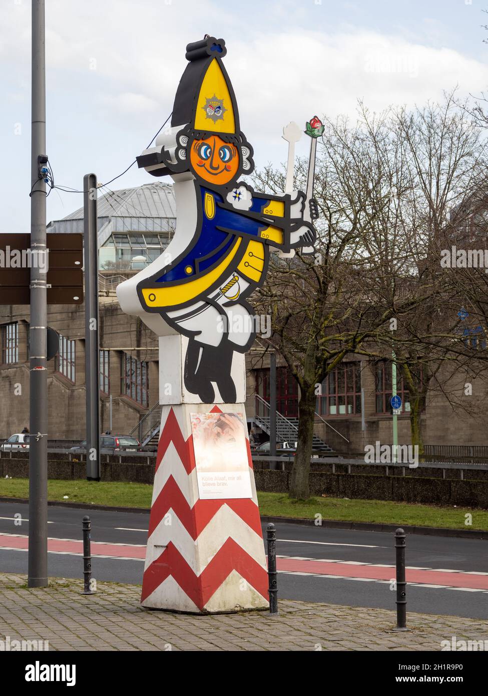 Große Karnevalsfigur am Zugweg des wegen der Corona-Pandemie abgesagten Rosenmontagszuges 2021 - Köln Foto Stock