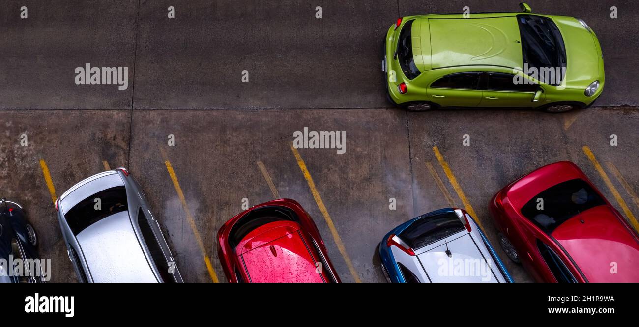 Vista dall'alto dell'auto parcheggiata nel parcheggio in cemento con una  linea gialla di segnaletica stradale sulla strada. Vista dall'alto  dell'auto in fila nel parcheggio. Nessun ava Foto stock - Alamy