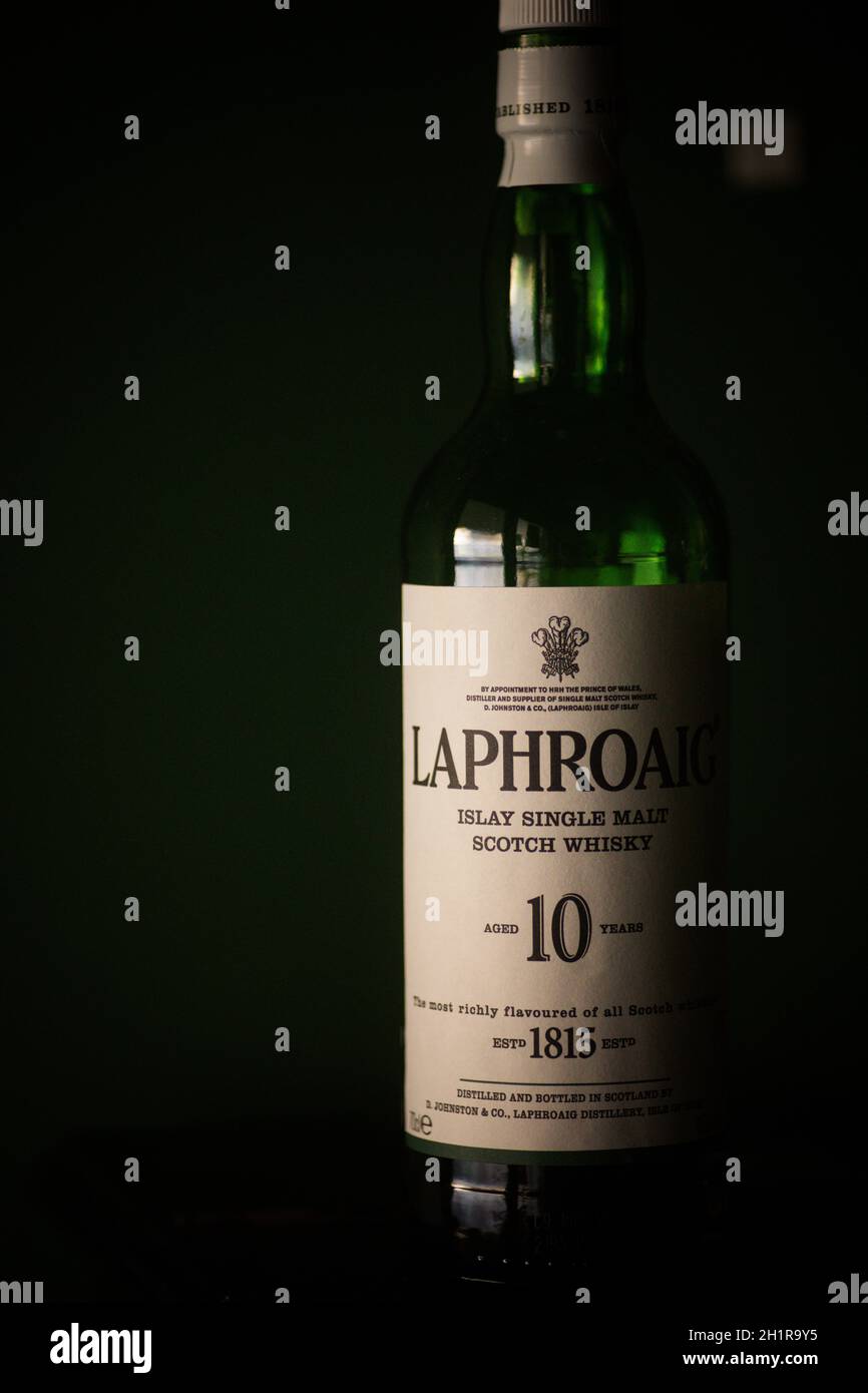 Bucarest, Romania - 9 novembre 2020: Immagine editoriale illustrativa di una bottiglia di whisky di malto singolo Laphroaig esposta in un pub di Bucarest, Romania. Foto Stock