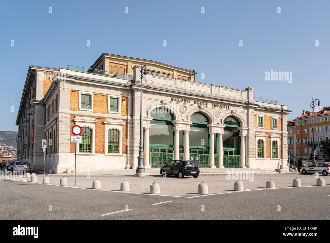 Trieste, Italia. 24 febbraio 2921. Vista della facciata del Salone degli Incanti nel centro della città Foto Stock