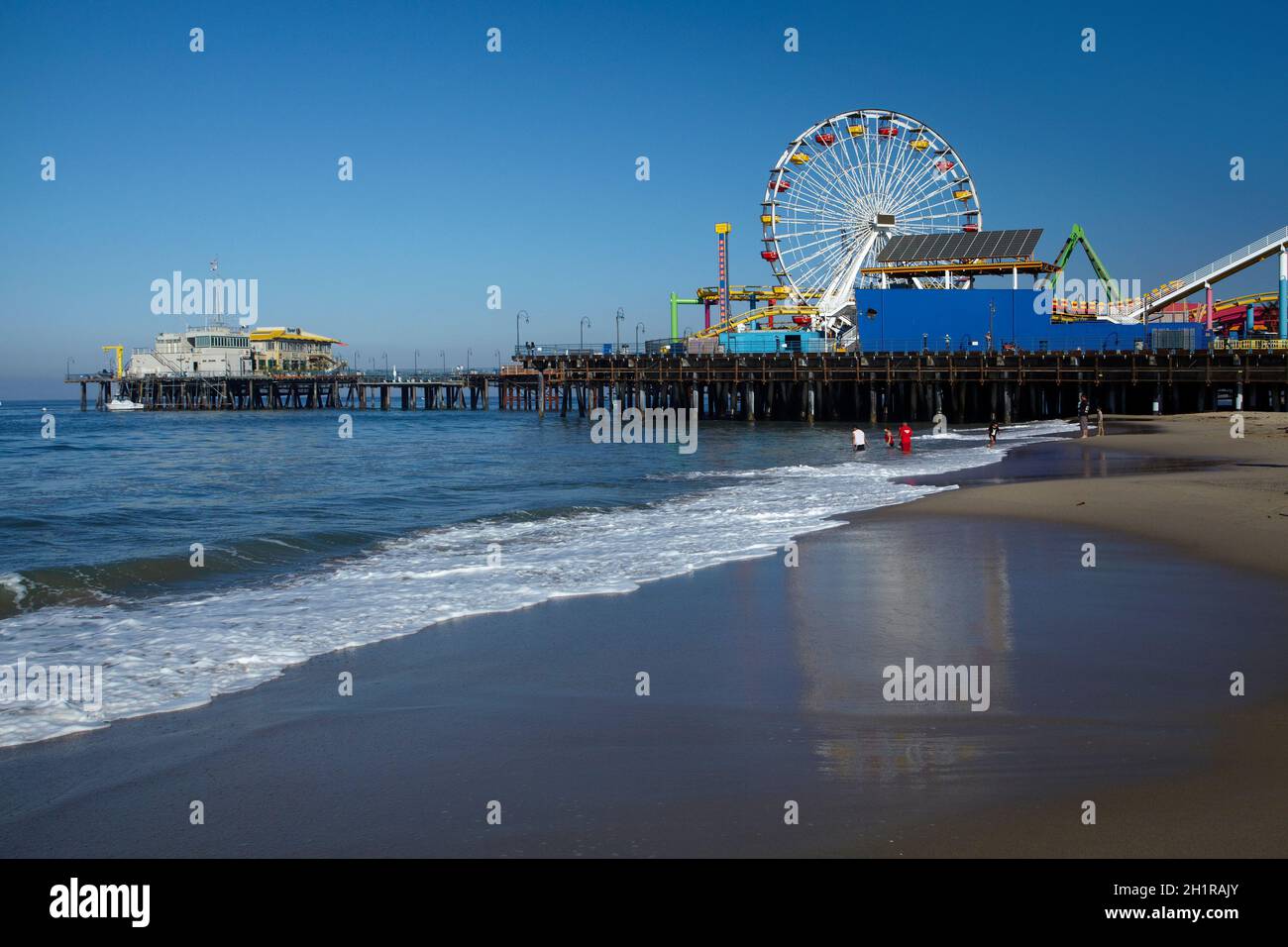 Spiaggia e ruota panoramica a Pacific Park, Santa Monica Pier, Santa Monica, Los Angeles, California, USA Foto Stock