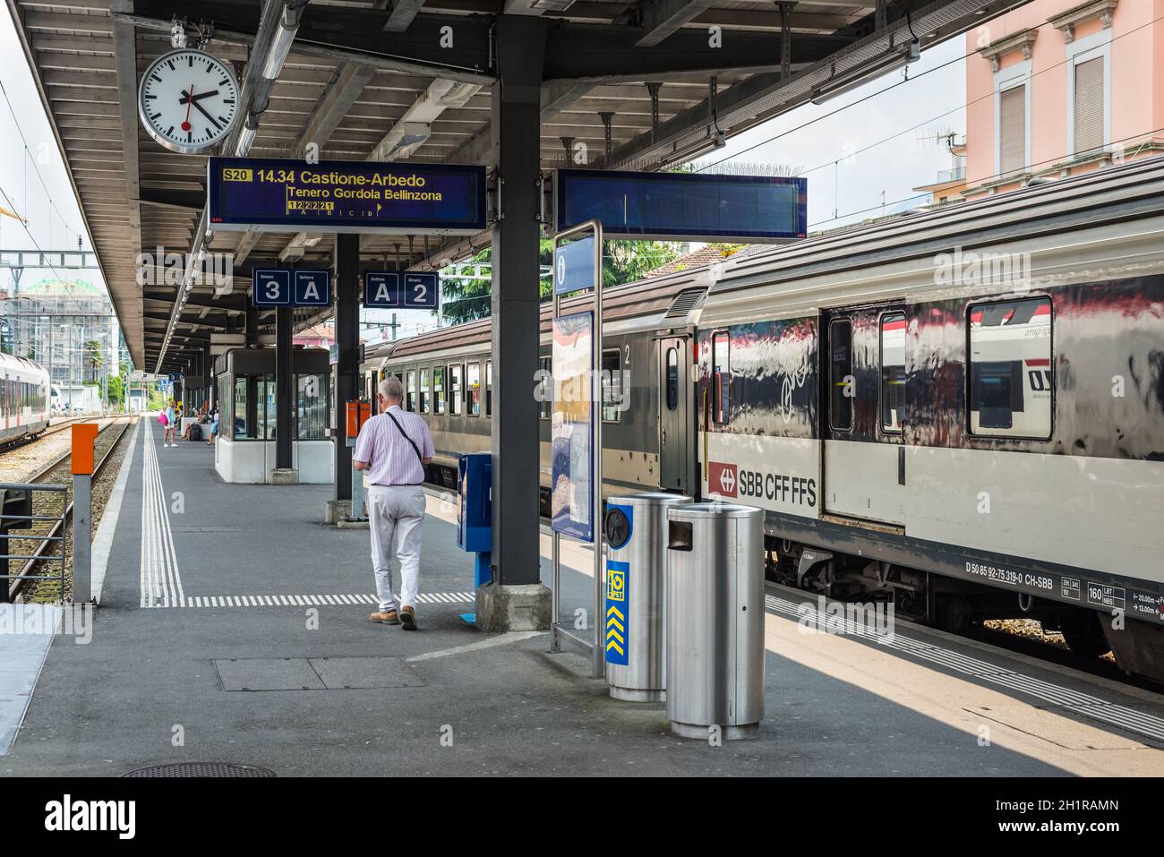 Bellinzona, Svizzera - 28 Maggio 2016: un treno passeggeri delle Ferrovie Federali Svizzere in una piattaforma di Bellinzona stazione ferroviaria. Ufficio federale Foto Stock