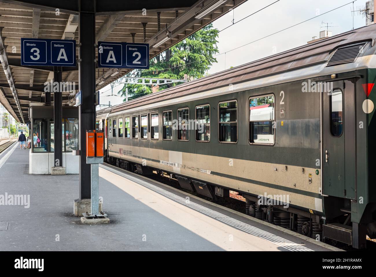 Bellinzona, Svizzera - 28 Maggio 2016: un treno passeggeri delle Ferrovie Federali Svizzere in una piattaforma di Bellinzona stazione ferroviaria. Ufficio federale Foto Stock