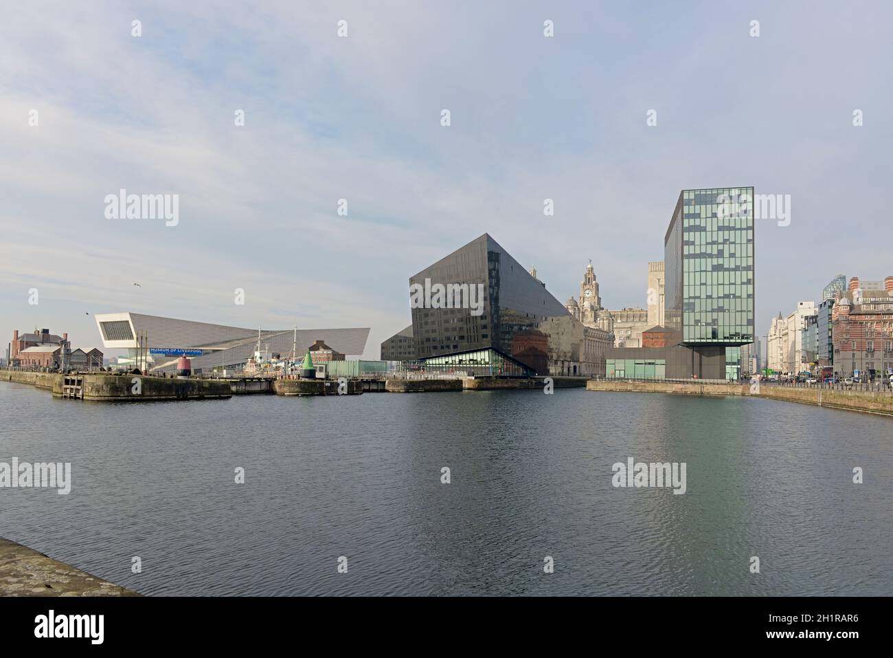 Liverpool, Regno Unito, 2 febbraio 2020: Museo di liverpool, edificio del fegato e uffici Regus esposti da sopra il molo inscatolante in una giornata di sole Foto Stock