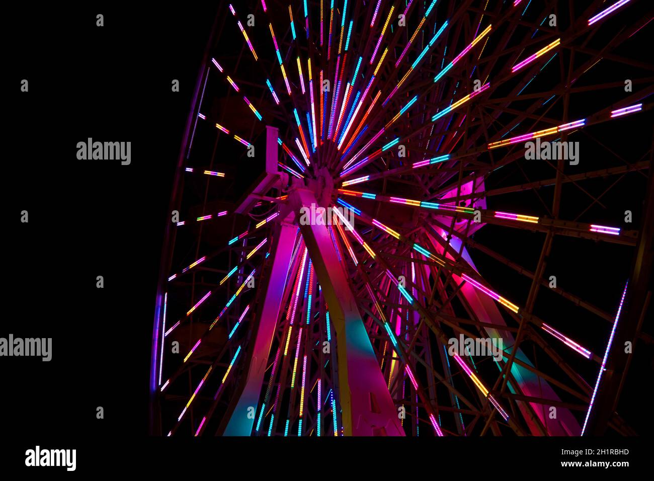 Coloratissima ruota panoramica Ferris di notte, Pacific Park, Santa Monica Pier, Santa Monica, Los Angeles, California, Stati Uniti d'America Foto Stock