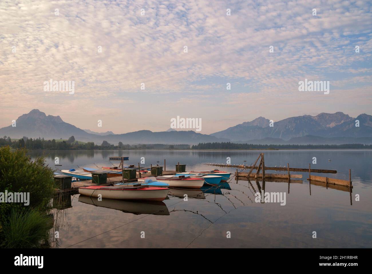 Barche nel Lago Hopfensee vicino a Hopfen am See dello stato tedesco Bavaria Foto Stock