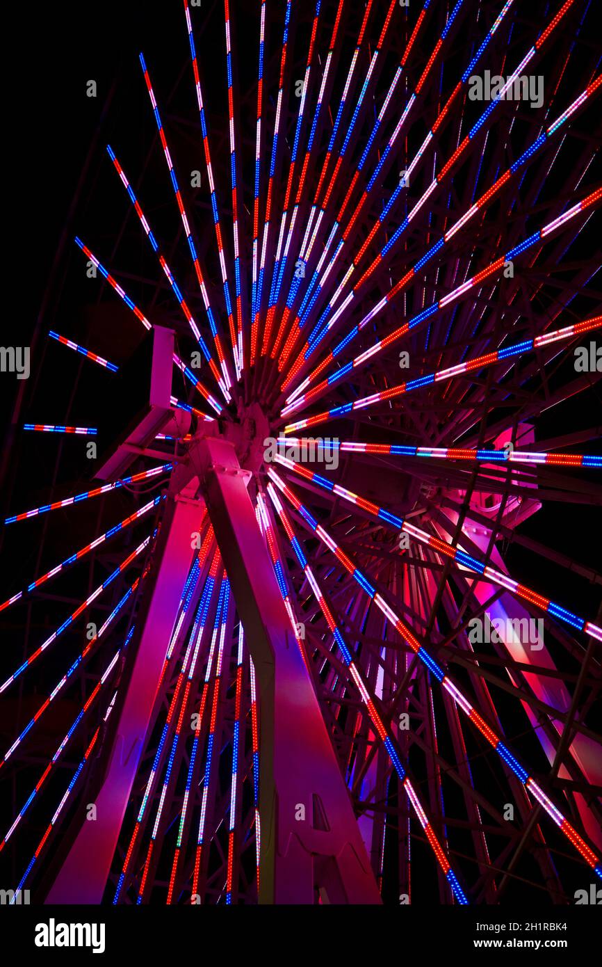 Coloratissima ruota panoramica Ferris di notte, Pacific Park, Santa Monica Pier, Santa Monica, Los Angeles, California, Stati Uniti d'America Foto Stock
