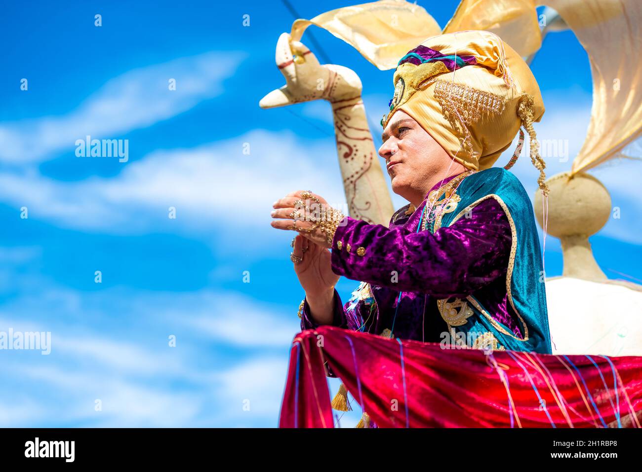 LIMASSOL, CIPRO - 1 marzo 2020: Il re del Carnevale saluta la sfilata Foto Stock