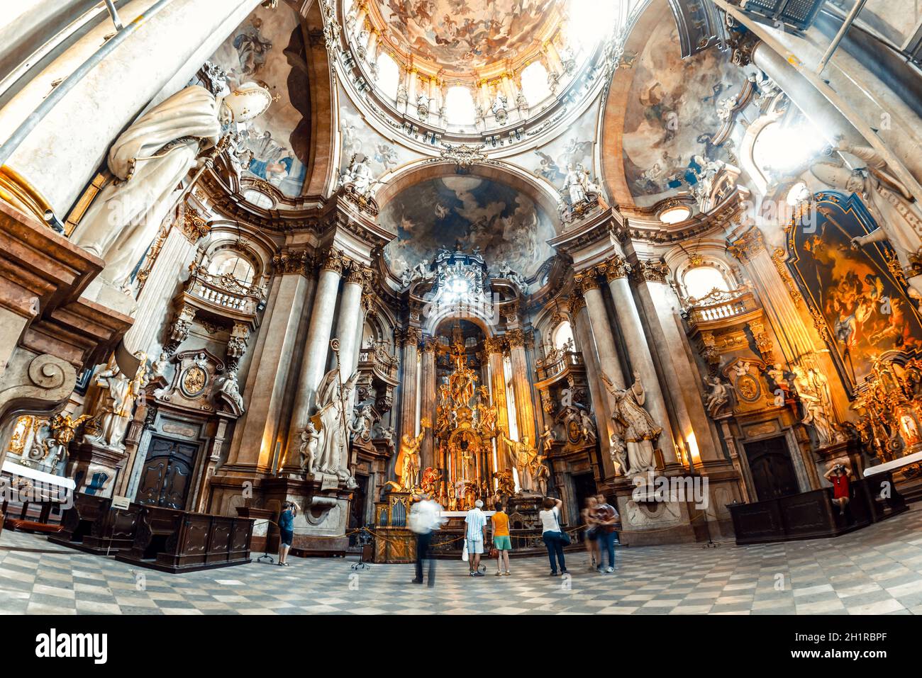Praga, Repubblica Ceca - 28 maggio 2017: Interno della cattedrale di San Nicola a Mala Strana Foto Stock