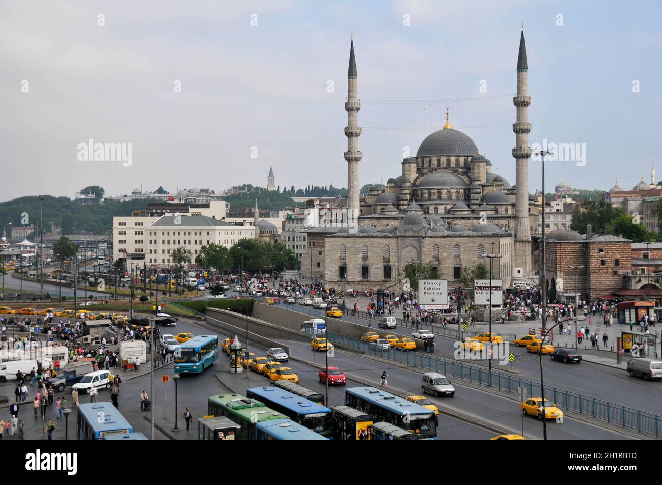 Yeni Camii a Eminönü Meydani con stazione degli autobus e taxi Stand – Istanbul Foto Stock