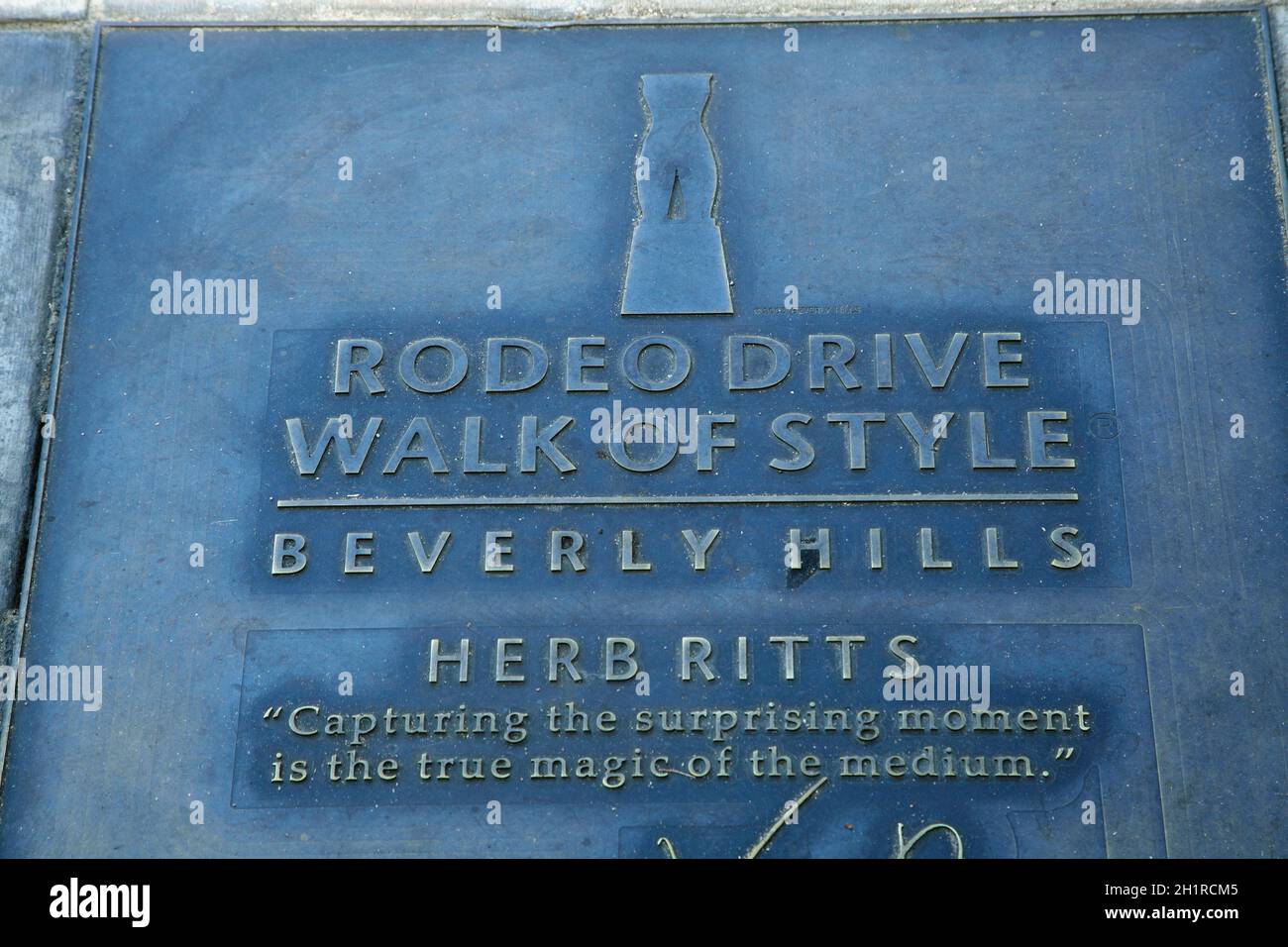 Herb Ritts targa sulla 'Walk of Style', Rodeo Drive, strada di lusso per lo shopping a Beverly Hills, Los Angeles, California, Stati Uniti. Foto Stock
