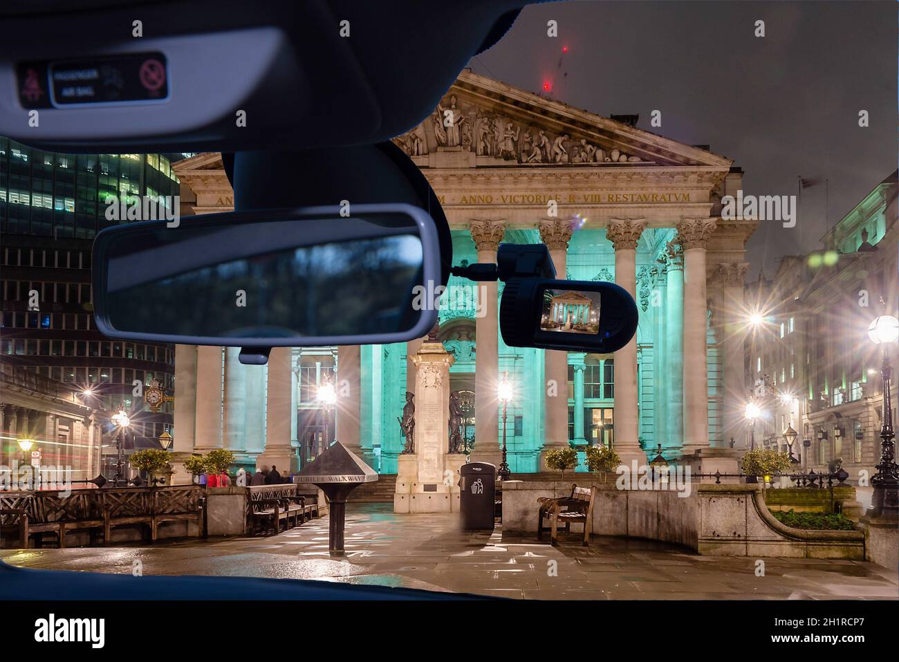 Guardando attraverso una videocamera per auto installata su un parabrezza con vista del Royal Exchange Building nel quartiere finanziario di Londra, Regno Unito Foto Stock
