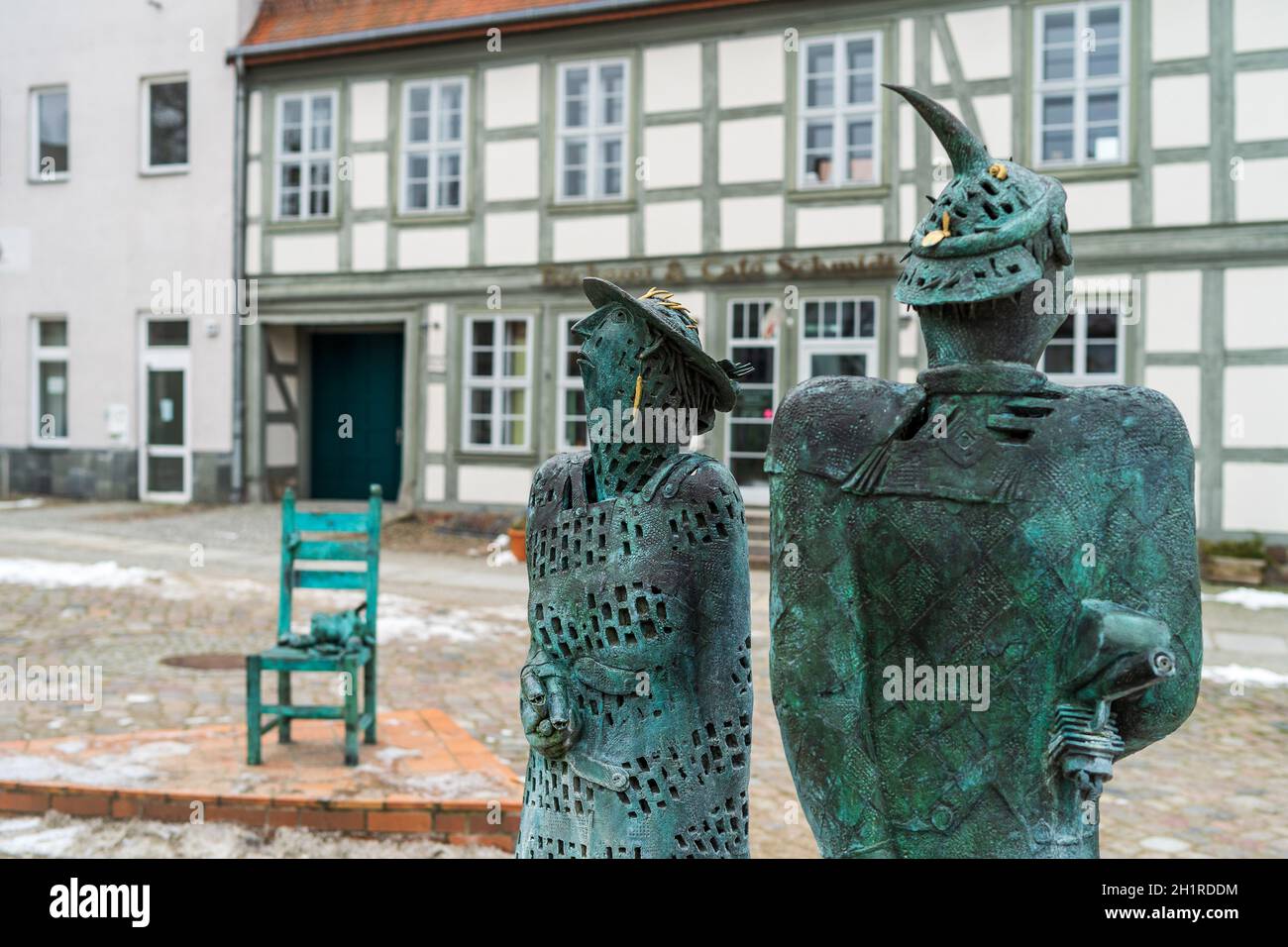 ANGERMUENDE, GERMANIA - FEBBRAIO 06, 2021: Sculture di un uomo e di una donna su una piazza del mercato nel centro di una vecchia città medievale nel quartiere di U Foto Stock