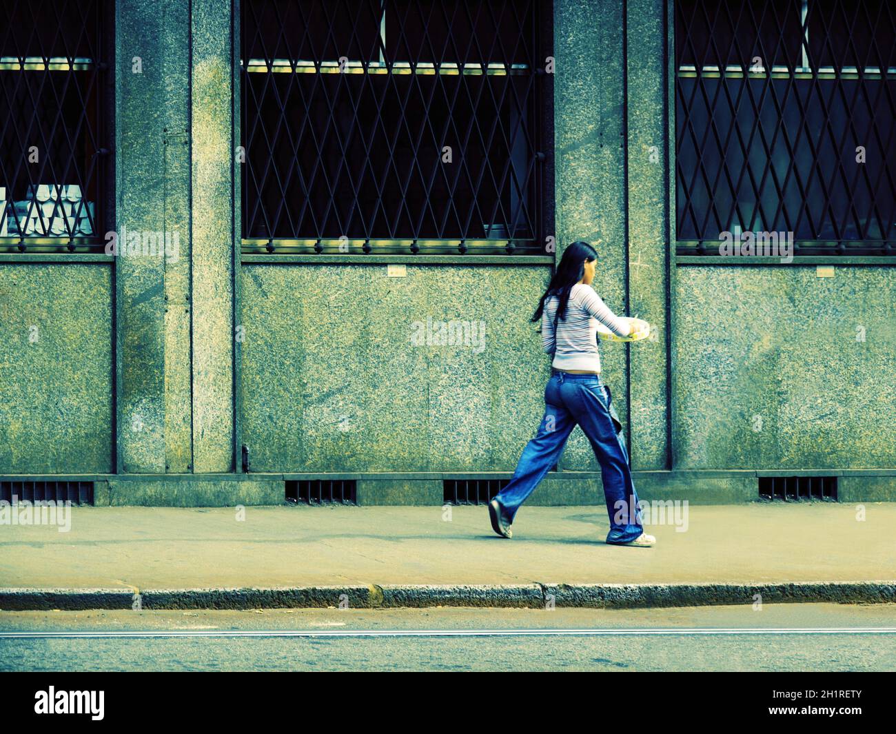 TORINO, ITALIA - CIRCA MARZO 2021: Cameriera a Torino Foto Stock