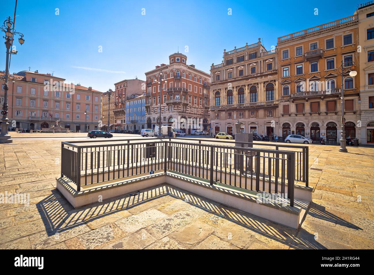 Piazza Ponte Rosso con vista sull'architettura di Trieste, città del Friuli Venezia Giulia Foto Stock