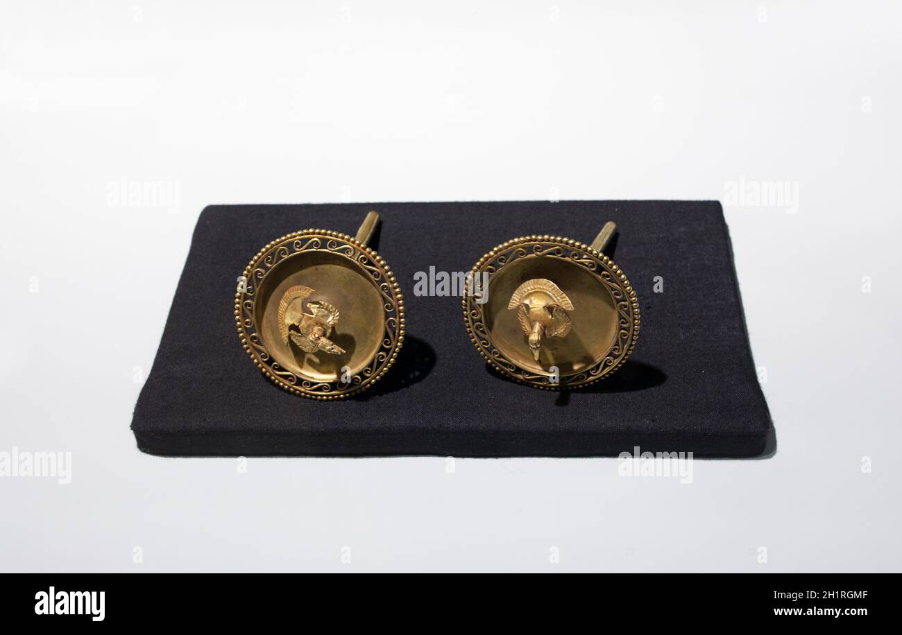 Madrid, Spagna - 11 luglio 2020: Cuffie auricolari dorate raffiguranti un uccello. Cultura Chimu. 1000 AC. Costa del Nord, Perù. Museo delle Americhe, Madrid, Spagna Foto Stock