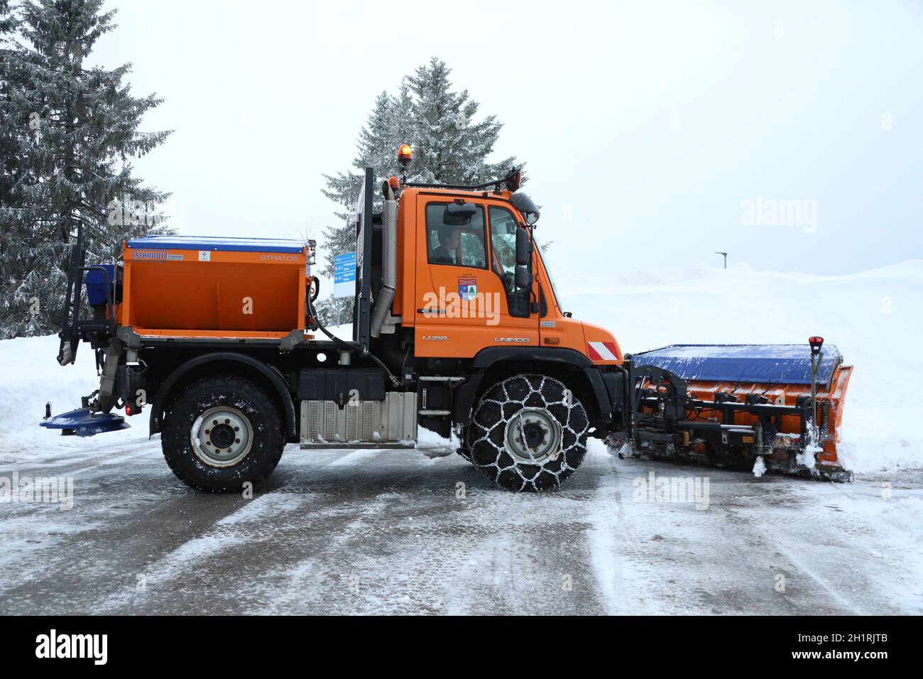 Schneepflug im Einsatz am Feldberg, Starker Wintereinbruch im Landkreis-Breisgau Hochschwarzwald. Auf dem 1.493 metri Hoch gelegenen Feldberg cappello es Foto Stock