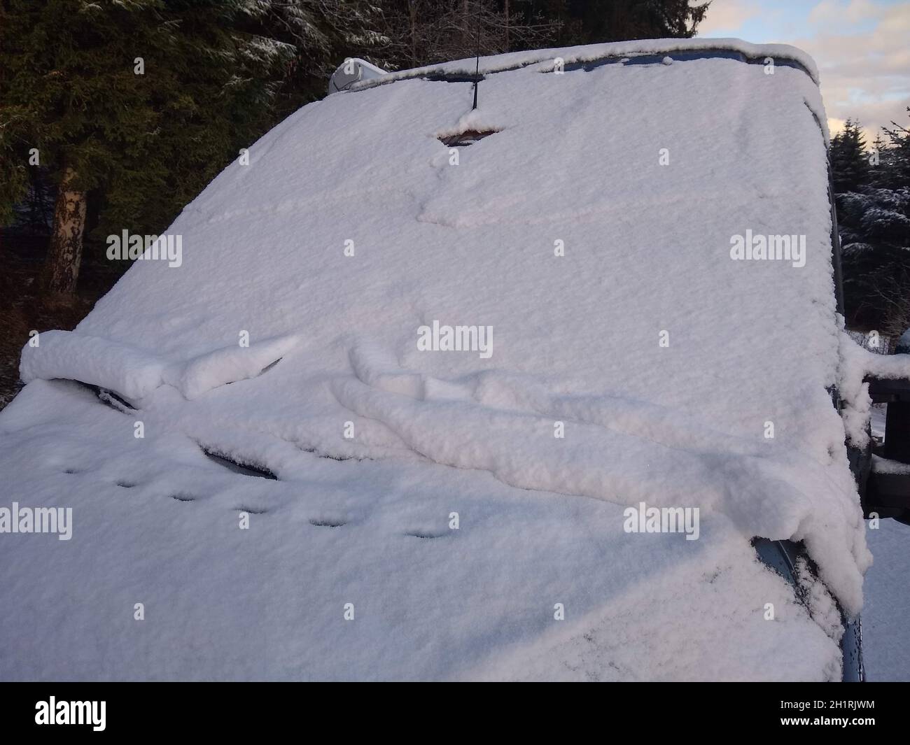 Wintereinbruch im Landkreis-Breisgau Hochschwarzwald. Nach dem teilweise orkanartigen Sturm folgte in der Nacht zum Freitag der Temperatursturz mit SC Foto Stock