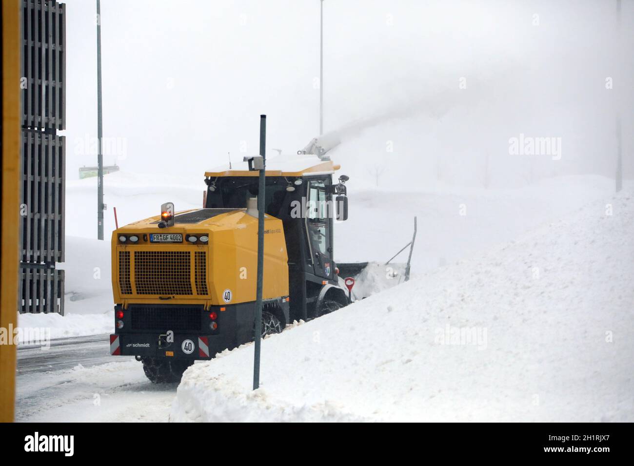 Schneefräse am Feldberg-Parkhaus Starker Wintereinbruch im Landkreis-Breisgau Hochschwarzwald. Auf dem 1.493 metri hoch gelegenen Feldberg cappello es am Foto Stock