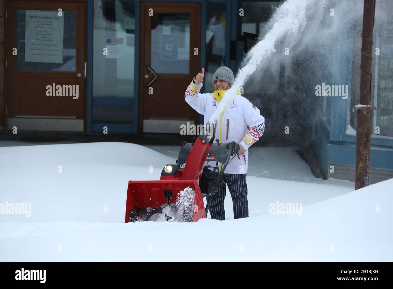 Dieser Mann cappello beim Schneefräsen noch richtig Spaß. Gesehen am Feldberger Hof am Seebuck/Feldberg Starker Wintereinbruch im Landkreis-Breisgau Hochs Foto Stock