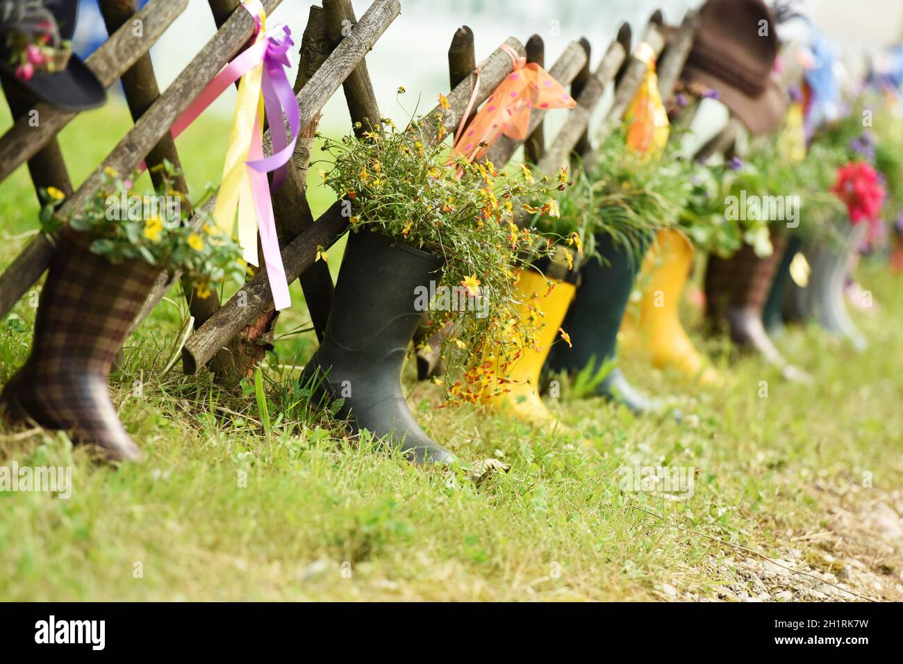 Zweckentfremdete Gummistiefel al Blumentopf im Salzkammergut, Österreich, Europa - stivali in gomma abusato come vaso di fiori nel Salzkammergut, Foto Stock