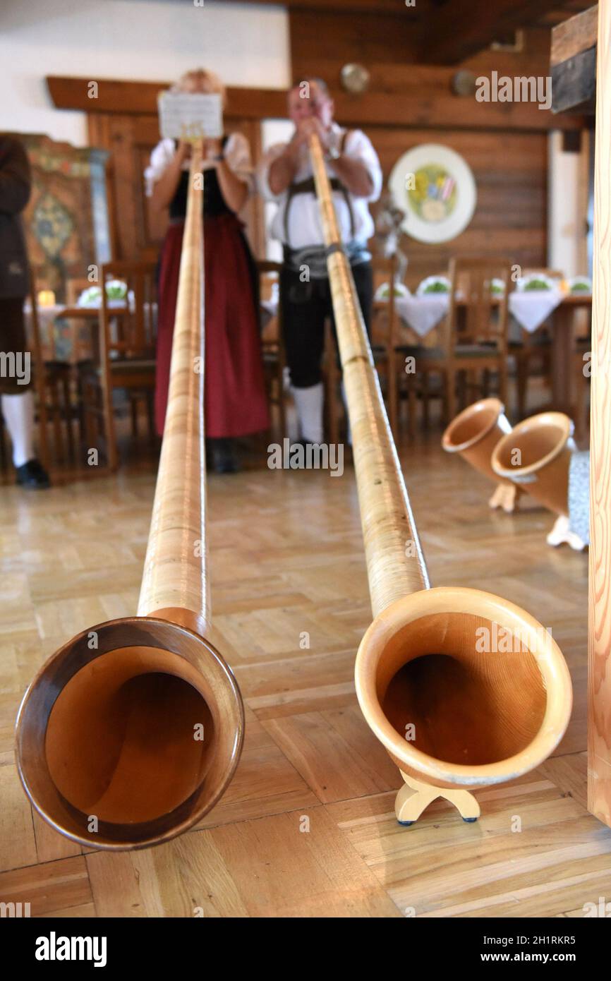 Das 'Alphorn' ist ein mehrere Meter langes hölzernes Musikinstrument - il 'Alphorn' è uno strumento musicale di legno lungo diversi metri Foto Stock