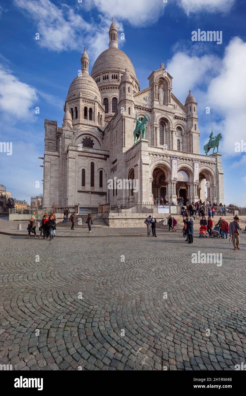 Parigi - 6 aprile 2013: Turisti vicino alla Basilica del Sacro cuore di Parigi (Sacre-Coeur). È il punto più alto della città e la terra popolare Foto Stock