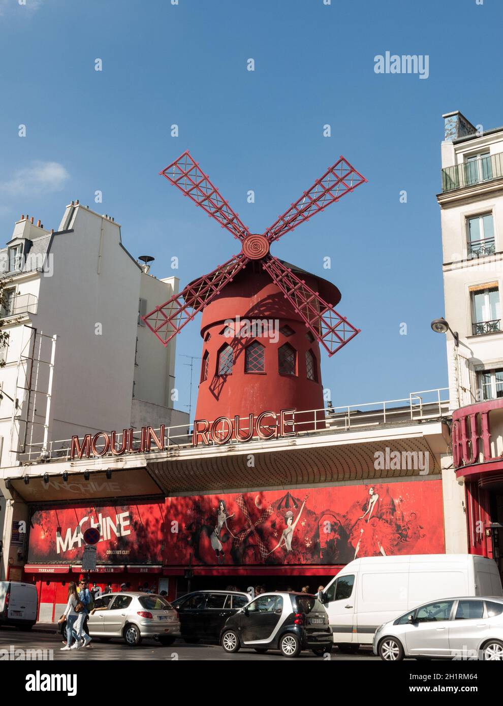 Il Moulin Rouge a Parigi, Francia. Moulin Rouge è il più famoso cabaret  parigino e ha creato la moderna can-can dance Foto stock - Alamy