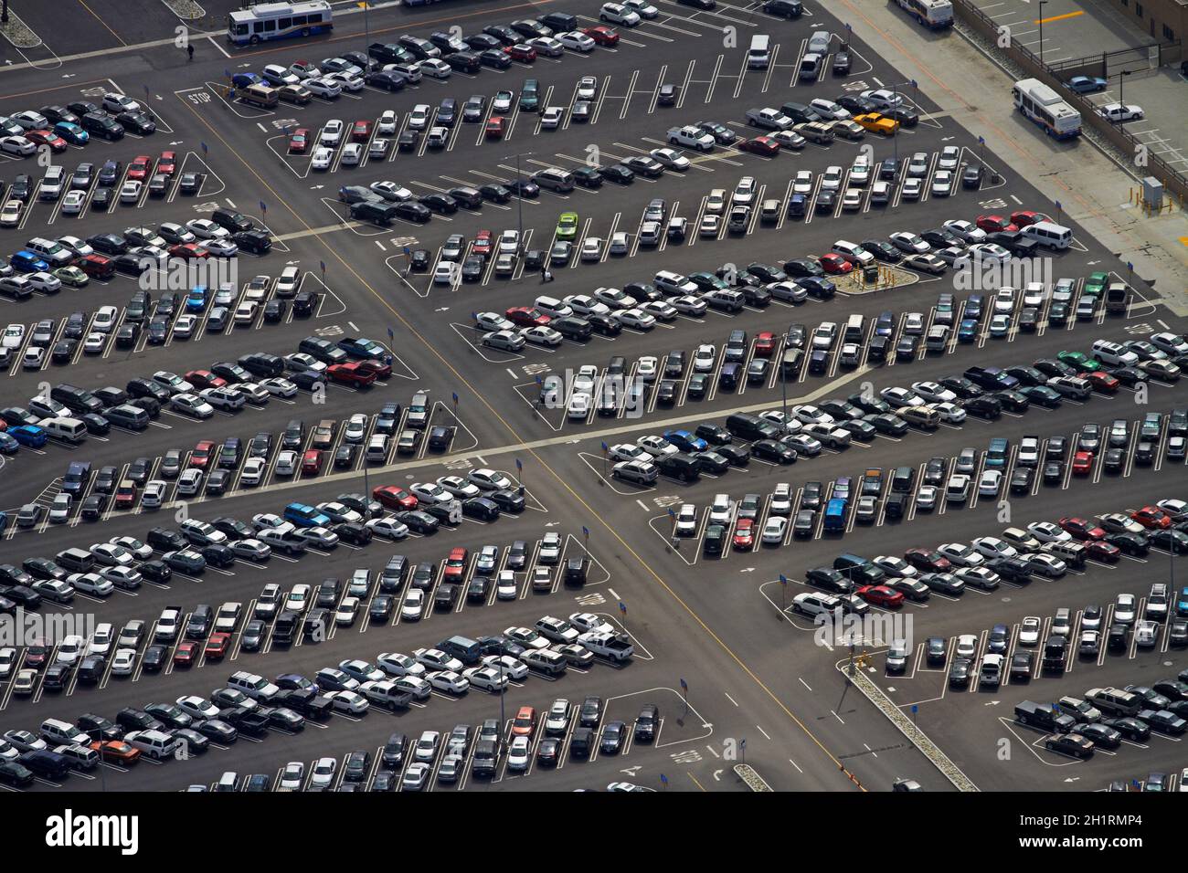 Parcheggio auto, l'Aeroporto Internazionale di Los Angeles (LAX), Los Angeles, California, Stati Uniti d'America - aerial Foto Stock