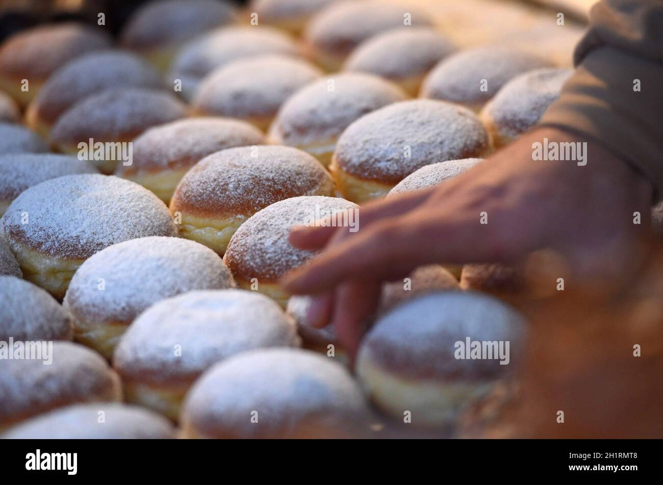 Faschingskrapfen sind ein typisches Gebäck zur Faschingszeit, Österreich, Europa - Faschingskrapfen sono una pasticceria tipica al Mardi Gras, Austria, Europa Foto Stock