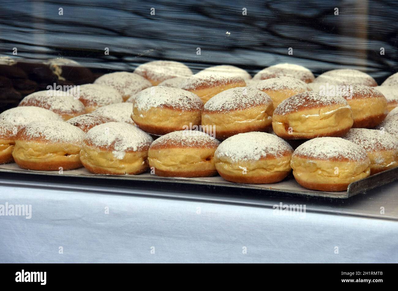 Faschingskrapfen sind ein typisches Gebäck zur Faschingszeit, Österreich, Europa - Faschingskrapfen sono una pasticceria tipica al Mardi Gras, Austria, Europa Foto Stock