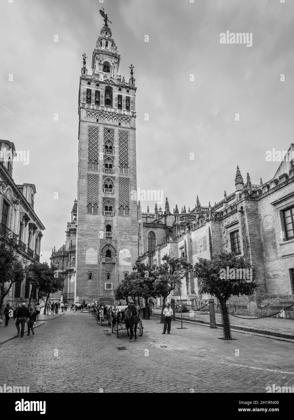 Siviglia, Spagna - 20 Maggio 2014: La Giralda (La Giralda), un ex minareto convertito in una torre campanaria per la Cattedrale di Siviglia a Siviglia, in Andalusia Foto Stock