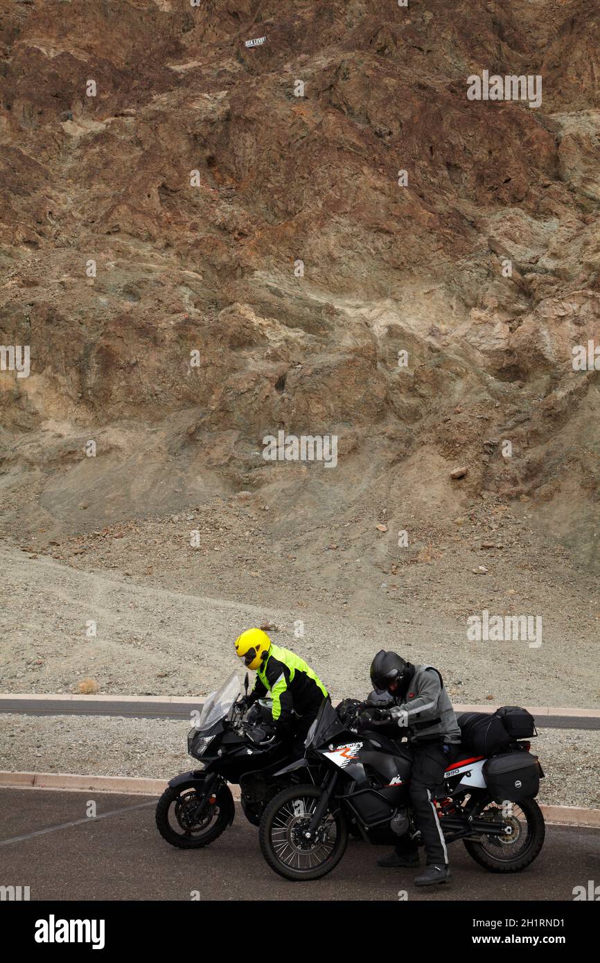 Motocicli dal segno del livello del mare, 282 piedi / 86 m sopra il bacino del Badwater, la terra più bassa in America del Nord, parco nazionale della Valle della morte, Califonia, Stati Uniti Foto Stock