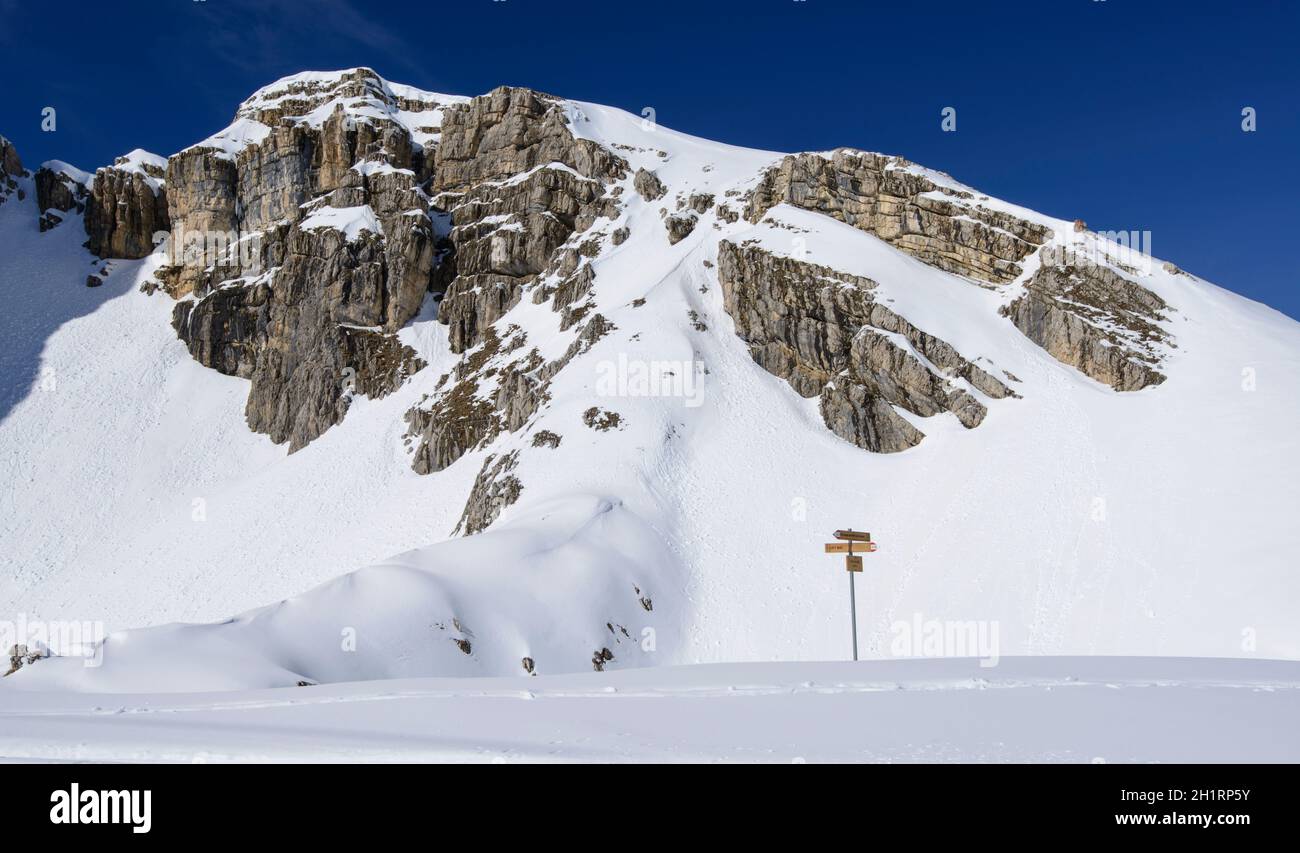 Guida di fronte alle scogliere affilate della famosa montagna delle Dolomiti, sparate sotto il cielo blu profondo Foto Stock