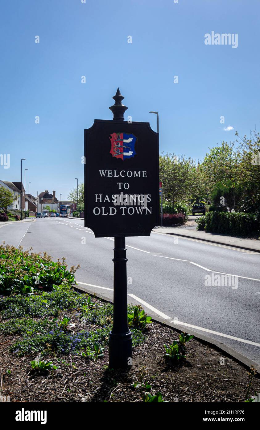 Un cartello di benvenuto della città vecchia di Hastings nella contea del Sussex orientale, Regno Unito Foto Stock