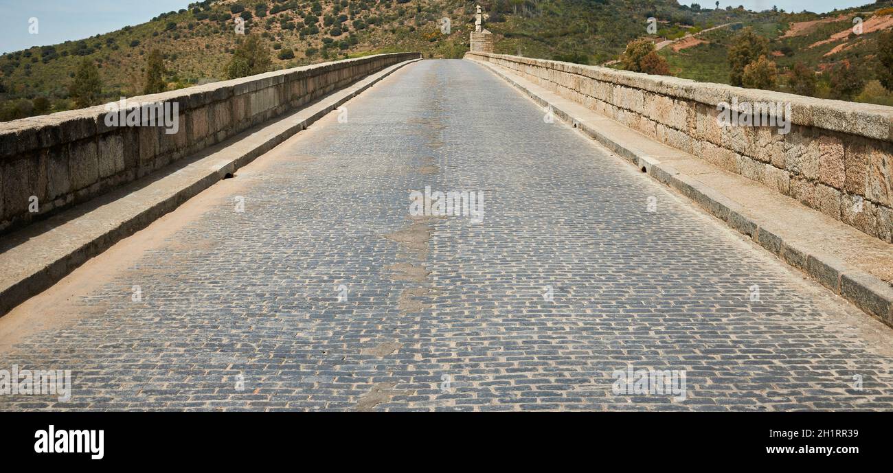 Strada acciottolata sopra un ponte di pietra di origine romana ispanica Foto Stock