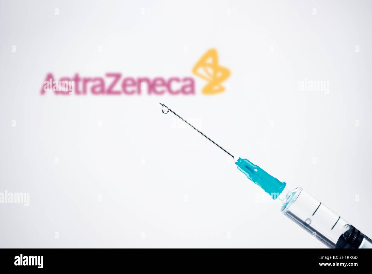 Cluj-Napoca, Romania - 15 marzo 2021: Nuovo vaccino contro il coronavirus Astra Zeneca Concept, logo Astra Zeneca sfocato sullo sfondo. Covid-19, 2019-nCov Foto Stock