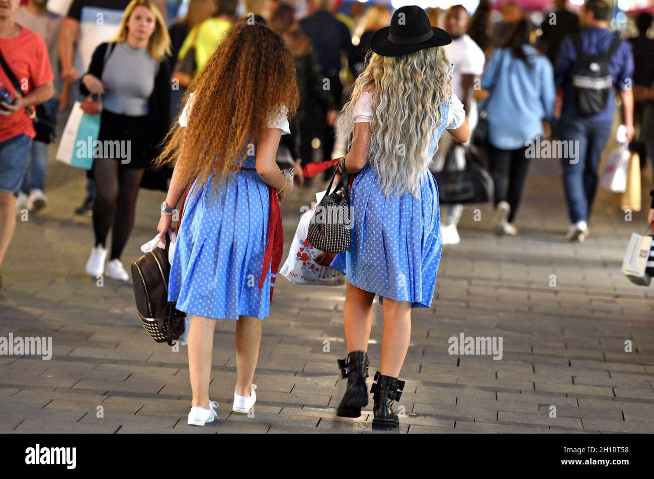 Zwei junge fröhliche Frauen gehem zur Zeit des Oktoberfestes 'Wiesn' in der Münchener Altstadt spazieren (Bayern, Deutschland, Europa) - due giovani hap Foto Stock