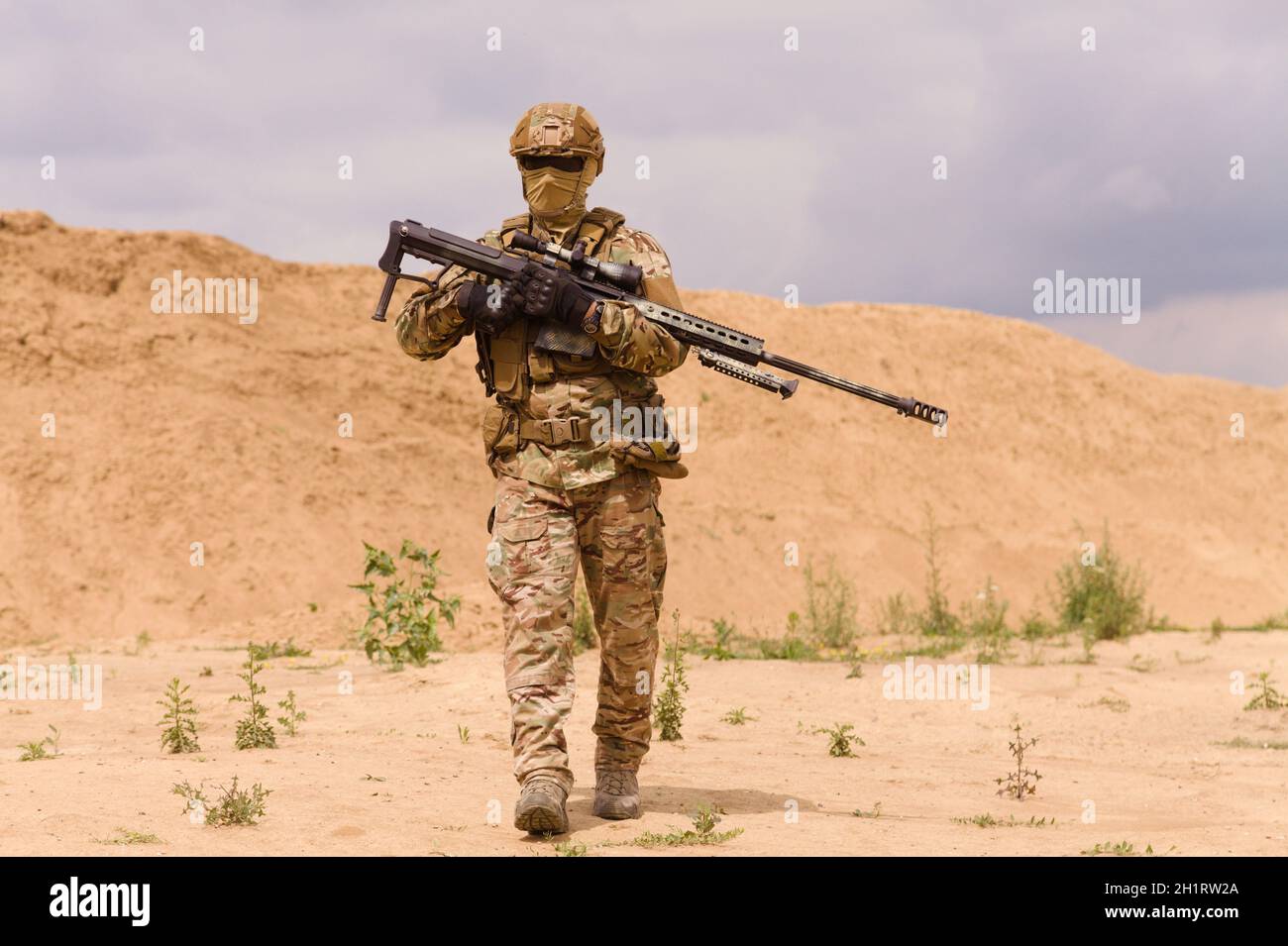 Forze speciali armate soldato con fucile nel deserto durante l'operazione militare. Concetto di operazioni militari antiterrorismo, operazioni speciali Foto Stock