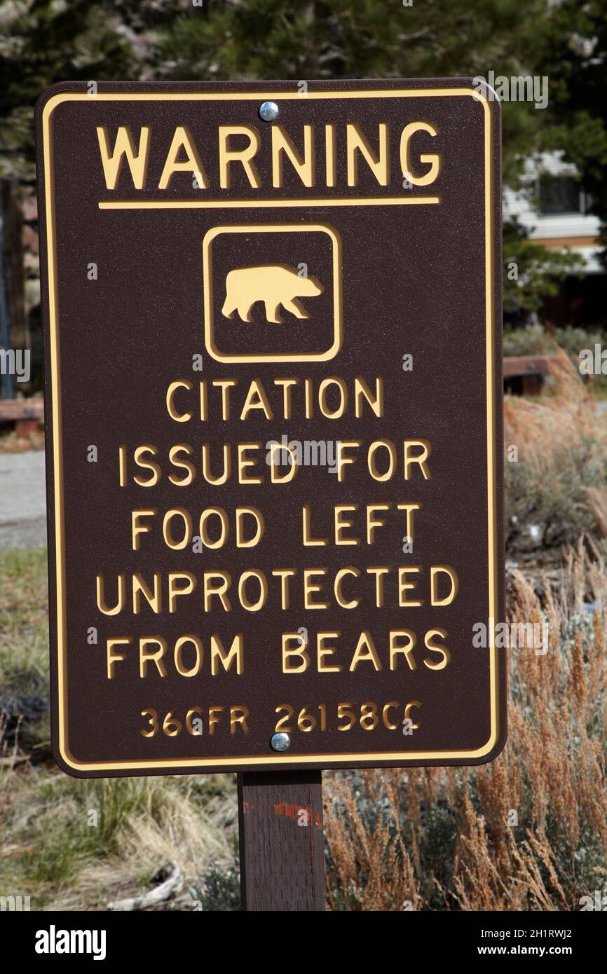 Alimentare il cartello segnaletico degli orsi, Silver Lake Resort, Silver Lake, vicino a June Lake, Mono County, Sierra orientale, California, Stati Uniti. Foto Stock