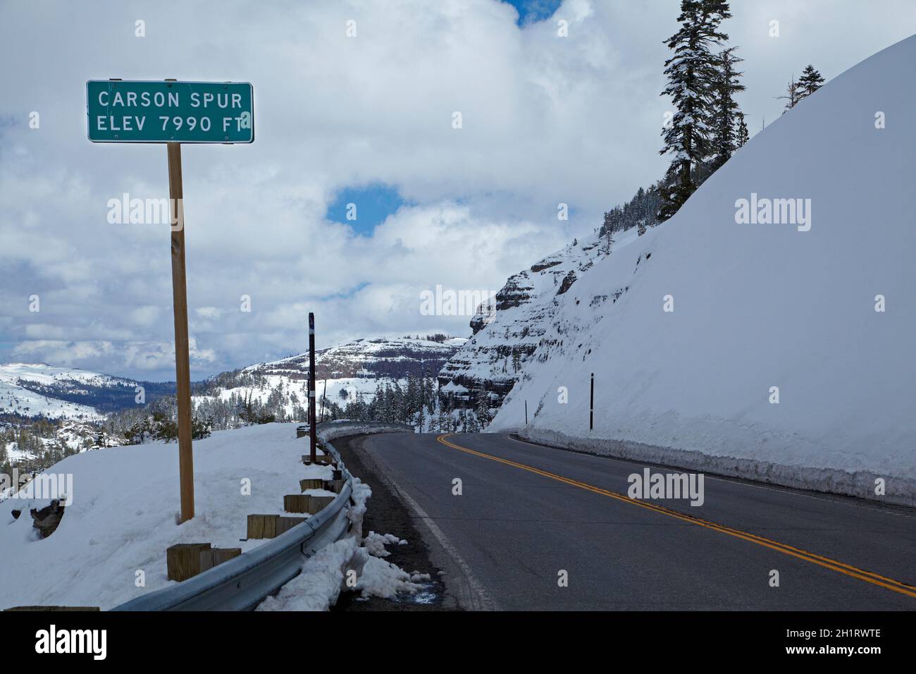 Neve a Carson Spur (altitudine 7990 piedi), Carson Pass Highway (SR 88), sopra Sierra Nevada, California, Stati Uniti Foto Stock