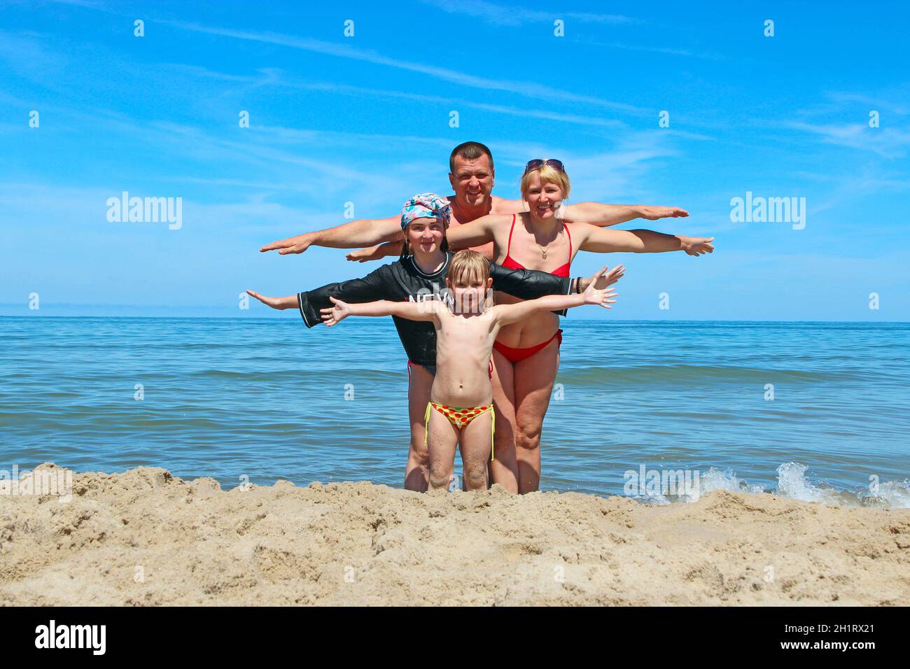 la famiglia in vacanza festeggia l'anniversario della nascita della figlia più giovane. Famiglia in vacanza al mare. Rapporti familiari. Principale Foto Stock