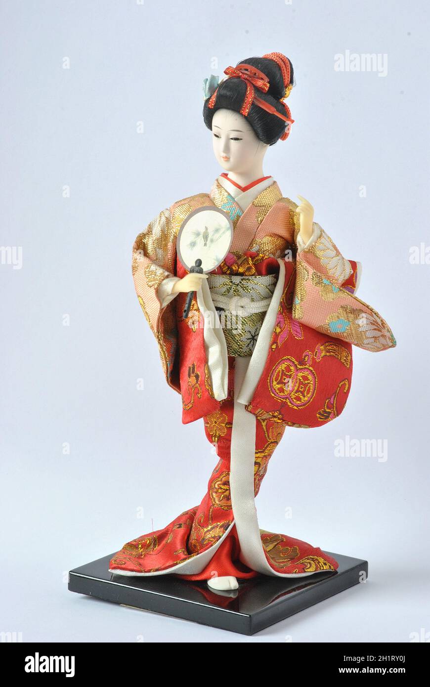 Bambola tradizionale giapponese femminile. Isolato Foto Stock