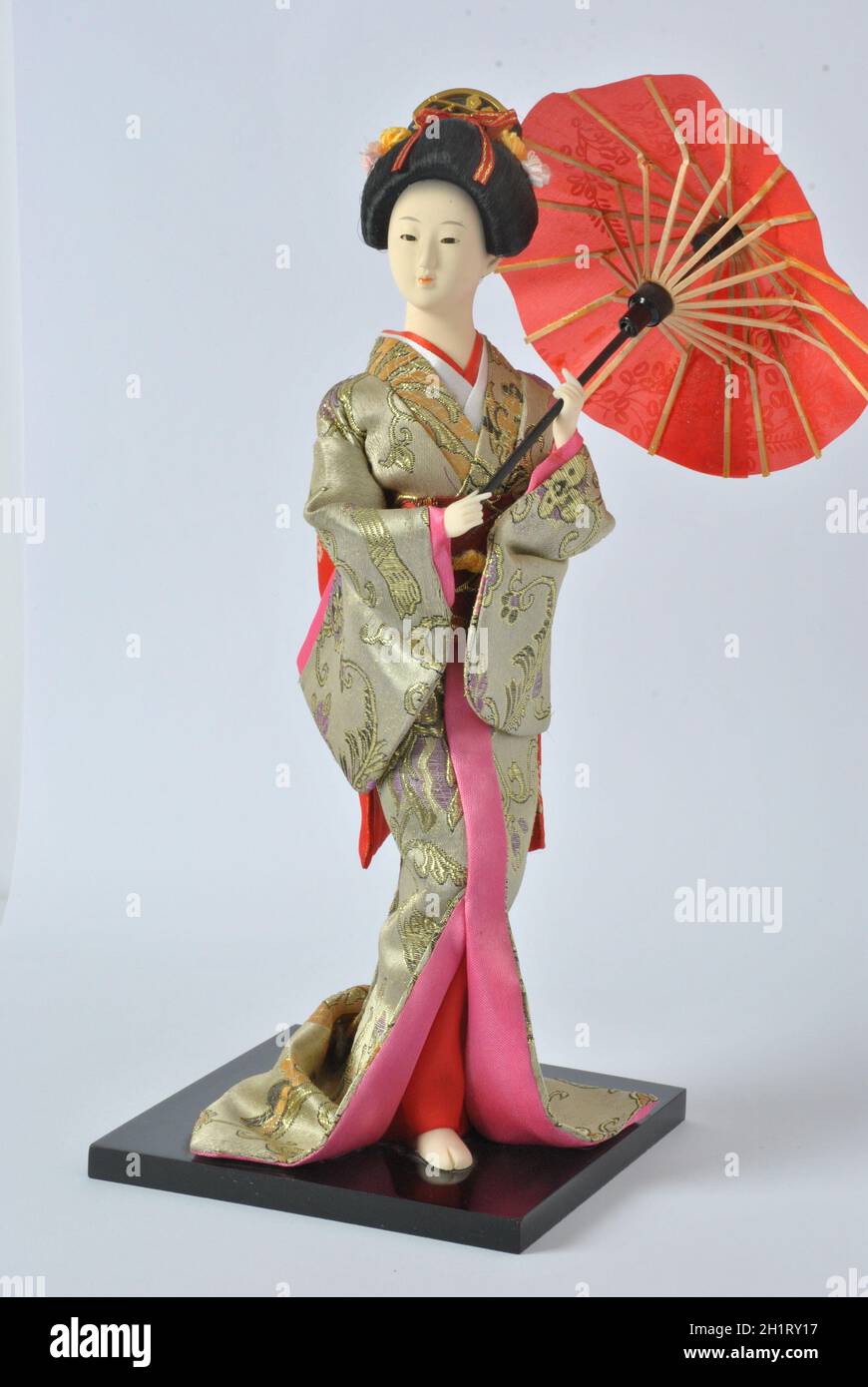 Bambola tradizionale giapponese femminile. Isolato Foto Stock