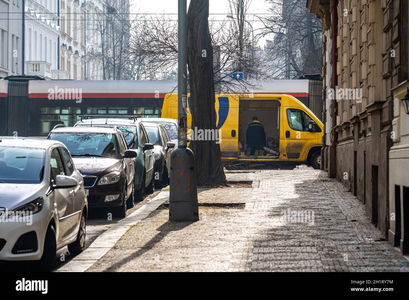 consegna degli invii in auto in città. Foto Stock