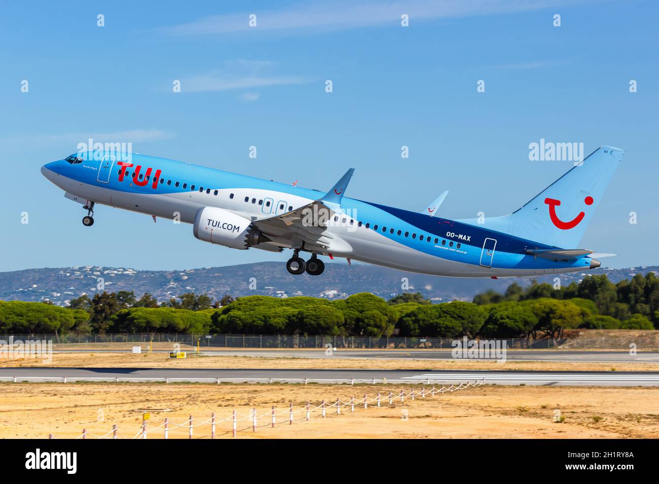 Faro, Portogallo - 26 settembre 2021: TUI Boeing 737 MAX 8 aereo all'aeroporto di Faro (FAO) in Portogallo. Foto Stock
